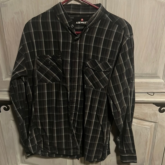 Husband does not fit it.  Nice dinner shirt. XL - Picture 1 of 3